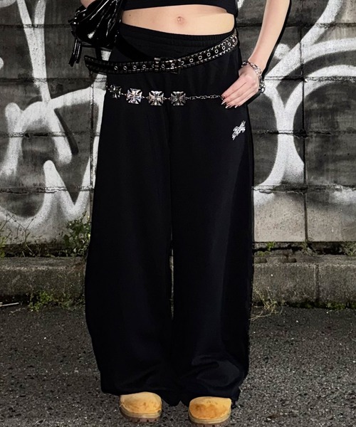 ATMARK(アットマーク)の「《2サイズ展開 / UNISEX 》ATMARK ワンポイントロゴ刺繍 バレルレッグパンツ ハート グラフィティ オールド(スウェットパンツ・メンズ・ブラック系1/ブラック系4/ブラック系2/ホワイト系3/ホワイト系4/ホワイト系2/ホワイト系1/ブラック系3・L/M)」の5枚目の写真
