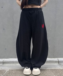ATMARK（アットマーク）の「《2サイズ展開　/　UNISEX　》ATMARK　ワンポイントロゴ刺繍　バレルレッグパンツ　ハート　グラフィティ　オールド（スウェットパンツ）」