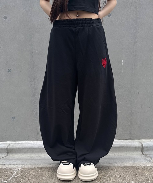 ATMARK(アットマーク)の「《2サイズ展開 / UNISEX 》ATMARK ワンポイントロゴ刺繍 バレルレッグパンツ ハート グラフィティ オールド(スウェットパンツ・メンズ・ブラック系1/ブラック系4/ブラック系2/ホワイト系3/ホワイト系4/ホワイト系2/ホワイト系1/ブラック系3・L/M)」の6枚目の写真