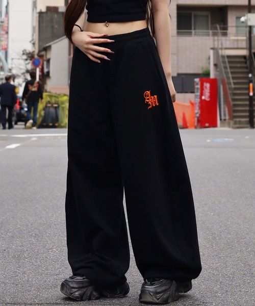 ATMARK(アットマーク)の「《2サイズ展開 / UNISEX 》ATMARK ワンポイントロゴ刺繍 バレルレッグパンツ ハート グラフィティ オールド(スウェットパンツ・メンズ・ブラック系1/ブラック系4/ブラック系2/ホワイト系3/ホワイト系4/ホワイト系2/ホワイト系1/ブラック系3・L/M)」の7枚目の写真
