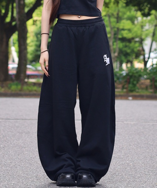 ATMARK(アットマーク)の「《2サイズ展開 / UNISEX 》ATMARK ワンポイントロゴ刺繍 バレルレッグパンツ ハート グラフィティ オールド(スウェットパンツ・メンズ・ブラック系1/ブラック系4/ブラック系2/ホワイト系3/ホワイト系4/ホワイト系2/ホワイト系1/ブラック系3・L/M)」の8枚目の写真