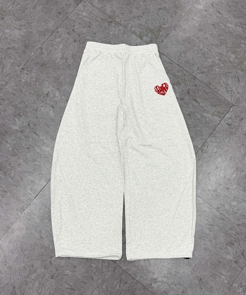ATMARK(アットマーク)の「《2サイズ展開 / UNISEX 》ATMARK ワンポイントロゴ刺繍 バレルレッグパンツ ハート グラフィティ オールド(スウェットパンツ・メンズ・ブラック系1/ブラック系4/ブラック系2/ホワイト系3/ホワイト系4/ホワイト系2/ホワイト系1/ブラック系3・L/M)」の21枚目の写真