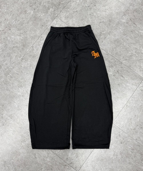ATMARK(アットマーク)の「《2サイズ展開 / UNISEX 》ATMARK ワンポイントロゴ刺繍 バレルレッグパンツ ハート グラフィティ オールド(スウェットパンツ・メンズ・ブラック系1/ブラック系4/ブラック系2/ホワイト系3/ホワイト系4/ホワイト系2/ホワイト系1/ブラック系3・L/M)」の17枚目の写真