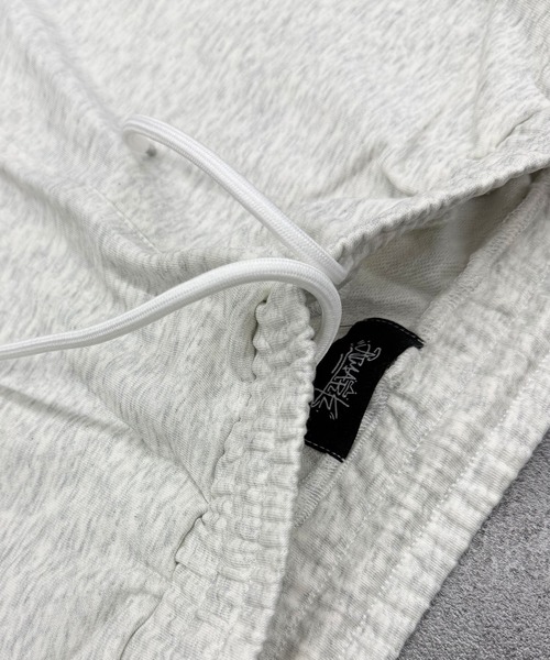 ATMARK(アットマーク)の「《2サイズ展開 / UNISEX 》ATMARK ワンポイントロゴ刺繍 バレルレッグパンツ ハート グラフィティ オールド(スウェットパンツ・メンズ・ブラック系1/ブラック系4/ブラック系2/ホワイト系3/ホワイト系4/ホワイト系2/ホワイト系1/ブラック系3・L/M)」の11枚目の写真