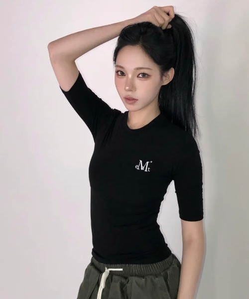 MUCENT（ムセント）の「◇MUCENT◇ブランド直輸入正規品/セリオン シグネチャー ロゴ スリーブ T SERION SIGNATURE LOGO SLEEVE T（Tシャツ/カットソー・レディース・グレー/ホワイト/ブラック・FREE）」の2枚目の写真