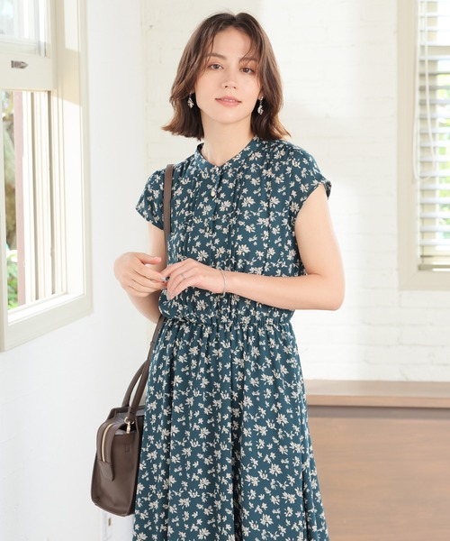 GLACIER lusso(グラシアルッソ)の「花柄ピンタックワンピース(ワンピース・レディース・グリーン系その他2/レッド系その他2/ブラック系その他2・M/LL/S/L)」の8枚目の写真