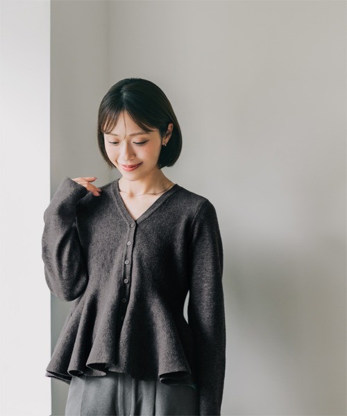 UR'S(ユアーズ)の「Vネックペプラムニットカーディガン(カーディガン/ボレロ・レディース・ブラック/チャコール/アイボリー・L/M/S)」の3枚目の写真