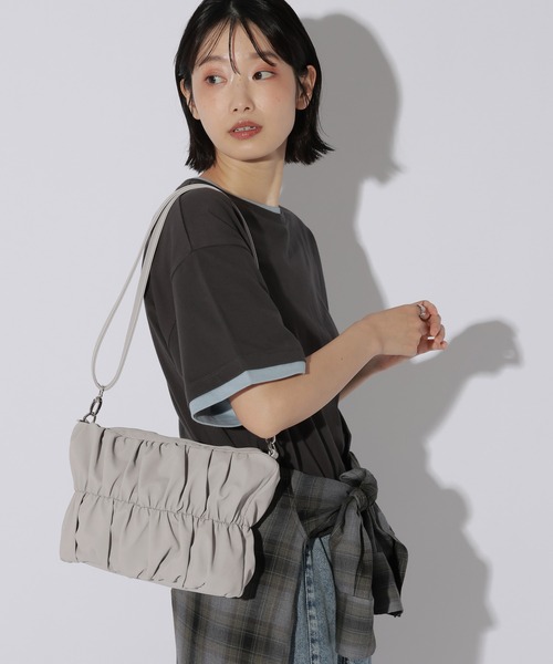 LAKOLE(ラコレ)の「ギャザーミニショルダーバッグ / 759999(ショルダーバッグ・レディース・ブラック/アイボリー/グレー・FREE)」の3枚目の写真