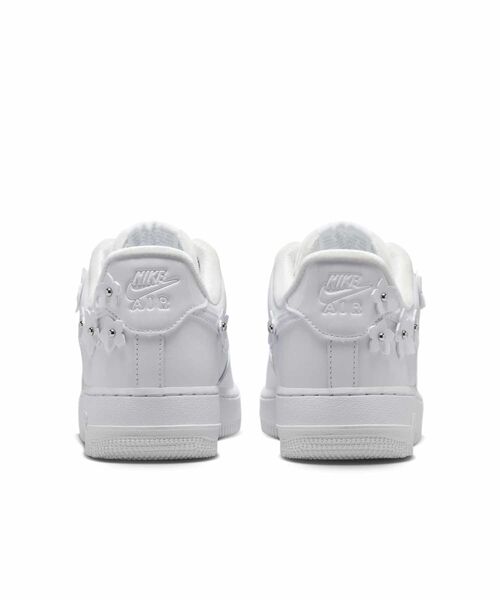 NIKE（ナイキ）の「ナイキ エア フォース 1 '07 “Florette” ウィメンズシューズ / Nike Air Force 1 '07 "Florette" Women's Shoes IR8637-100 White（スニーカー・レディース・ホワイト・26/25.5/25/23.5/22.5/22/24.5/24/23）」の6枚目の写真