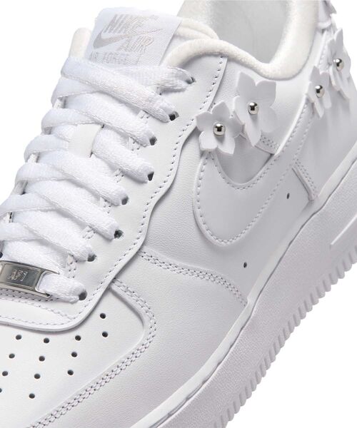 NIKE（ナイキ）の「ナイキ エア フォース 1 '07 “Florette” ウィメンズシューズ / Nike Air Force 1 '07 "Florette" Women's Shoes IR8637-100 White（スニーカー・レディース・ホワイト・26/25.5/25/23.5/22.5/22/24.5/24/23）」の7枚目の写真