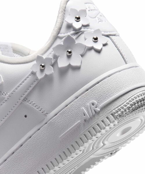 NIKE（ナイキ）の「ナイキ エア フォース 1 '07 “Florette” ウィメンズシューズ / Nike Air Force 1 '07 "Florette" Women's Shoes IR8637-100 White（スニーカー・レディース・ホワイト・26/25.5/25/23.5/22.5/22/24.5/24/23）」の8枚目の写真