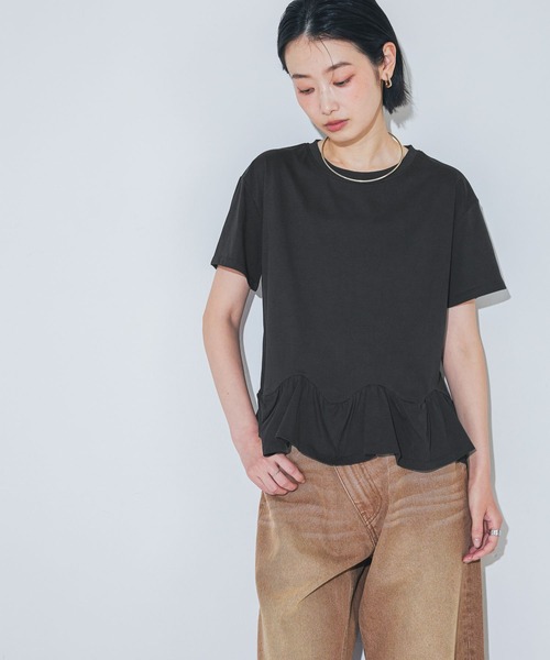 LAKOLE(ラコレ)の「裾フリルT / 1023106(Tシャツ/カットソー・レディース・ブラック/オフホワイト・FREE)」の1枚目の写真