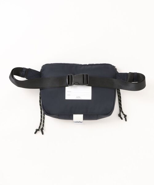 A.P.C.（アーペーセー）の「BANANE TREK（ボディバッグ/ウエストポーチ・メンズ・ネイビー・ONESIZE）」の2枚目の写真