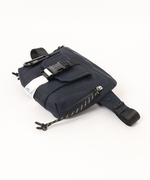A.P.C.（アーペーセー）の「BANANE TREK（ボディバッグ/ウエストポーチ・メンズ・ネイビー・ONESIZE）」の3枚目の写真