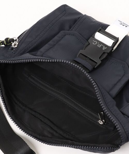 A.P.C.（アーペーセー）の「BANANE TREK（ボディバッグ/ウエストポーチ・メンズ・ネイビー・ONESIZE）」の4枚目の写真