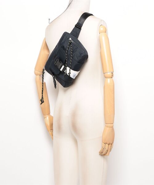 A.P.C.（アーペーセー）の「BANANE TREK（ボディバッグ/ウエストポーチ・メンズ・ネイビー・ONESIZE）」の5枚目の写真