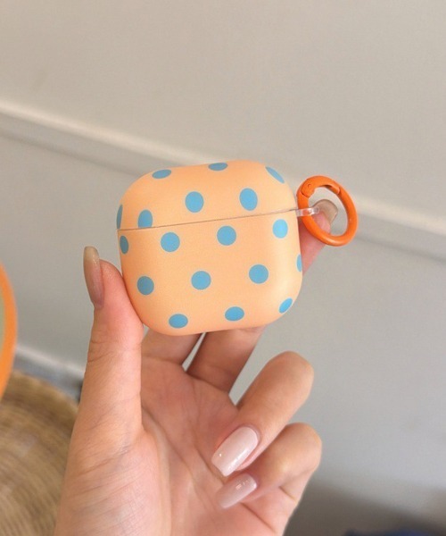 Fun & Daily(ファンアンドデイリー)の「Color Dot AirPods Case / エアポッズ4/プロ3(ヘッドフォン/イヤホン・レディース・オレンジ/グリーン/ブルー・A/B)」の3枚目の写真