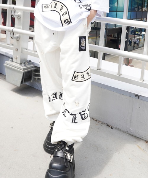 GALFY（ガルフィー）の「【別注】GA×GALFY-闇落ちピアススウェットパンツ（スウェットパンツ・メンズ・ホワイト/ブラック・L/XL）」の3枚目の写真