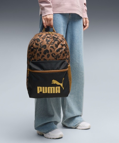 PUMA(プーマ)の「PUMA プーマ ユニセックス プーマ フェーズ AOP バックパック 22L(バックパック/リュック・メンズ・ブラック系その他3/ブラック系/ピンク系その他2・フリー)」の2枚目の写真