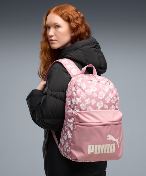 PUMA(プーマ)の「PUMA プーマ ユニセックス プーマ フェーズ AOP バックパック 22L(バックパック/リュック・メンズ・ブラック系その他3/ブラック系/ピンク系その他2・フリー)」の3枚目の写真