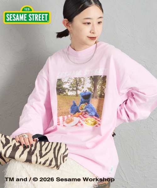 JEANS FACTORY （ジーンズファクトリー）の「【WEB限定】[SESAME STREET/セサミストリート] クッキーモンスター フォトプリントロンT（Tシャツ/カットソー・レディース・ピンク/オフホワイト/チャコールグレー・M/L）」の3枚目の写真