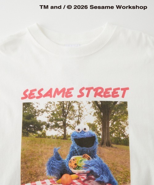 JEANS FACTORY （ジーンズファクトリー）の「【WEB限定】[SESAME STREET/セサミストリート] クッキーモンスター フォトプリントロンT（Tシャツ/カットソー・レディース・ピンク/オフホワイト/チャコールグレー・M/L）」の4枚目の写真