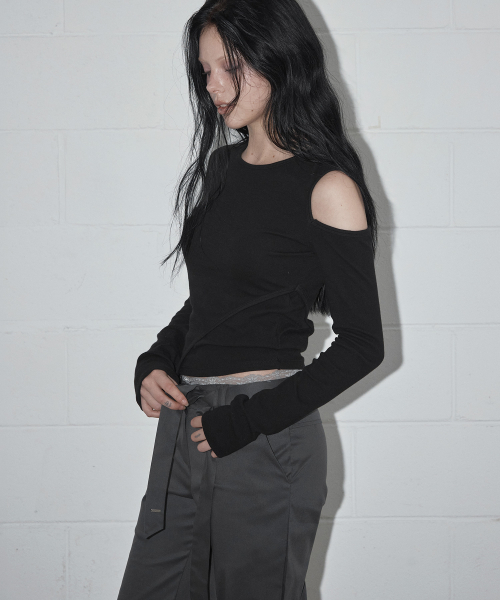 GROWHIDE(グロウハイド)の「ホールデンストラップスリット長袖Tシャツ_ブラック(Tシャツ/カットソー・レディース・ブラック・FREE)」の3枚目の写真