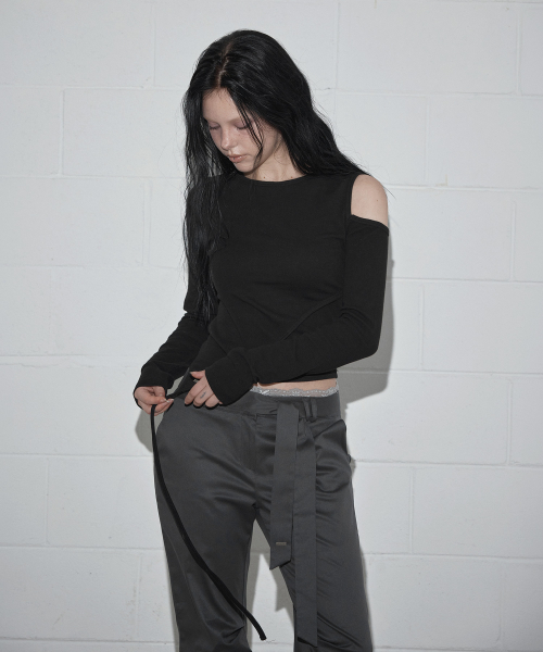 GROWHIDE(グロウハイド)の「ホールデンストラップスリット長袖Tシャツ_ブラック(Tシャツ/カットソー・レディース・ブラック・FREE)」の4枚目の写真