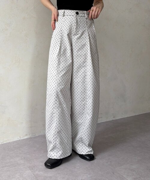 Thevon(ゼボン)の「ドット柄ワイドデニムパンツ(デニムパンツ・レディース・ブラック/ブラウン/オフホワイト・FREE)」の1枚目の写真