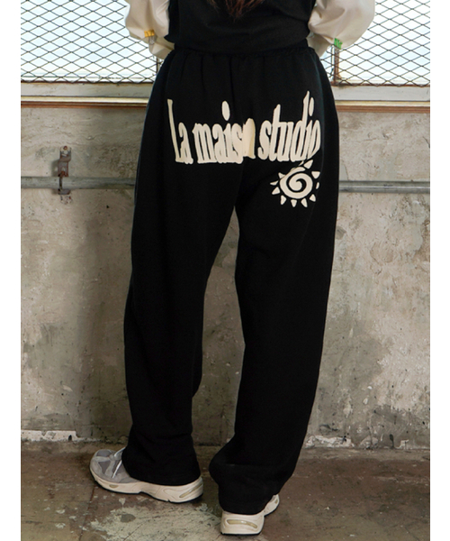 FABULOUS ARCHIVE(ファビュラスアーカイブ)の「PEGASUS ONE TUCK CURVED SWEAT PANTS BLACK(FCG1PT690M)(スウェットパンツ・レディース・ブラック・MEDIUM/LARGE)」の2枚目の写真