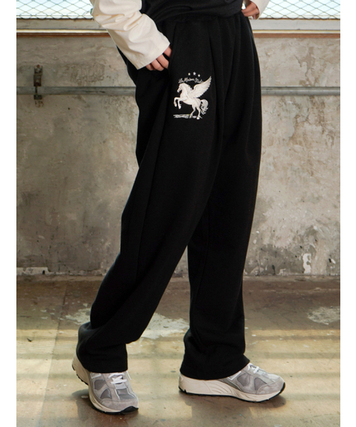 FABULOUS ARCHIVE(ファビュラスアーカイブ)の「PEGASUS ONE TUCK CURVED SWEAT PANTS BLACK(FCG1PT690M)(スウェットパンツ・レディース・ブラック・MEDIUM/LARGE)」の3枚目の写真