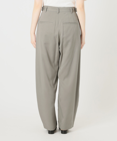 SLOBE IENA(スローブイエナ)の「《3サイズ展開/追加2》ワンタックバレルスラックス(スラックス・レディース・ブラック/カーキ・38/36/34)」の16枚目の写真