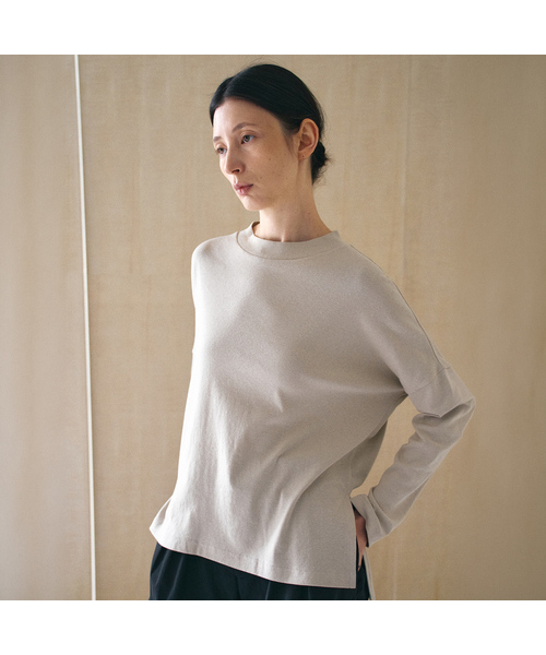 YURT(ユルト)の「Mock Neck T-Shirts_4COLOR(Tシャツ/カットソー・レディース・ブラック/ネイビー/Beige/Mustard・FREE)」の2枚目の写真