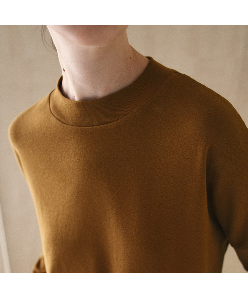 YURT(ユルト)の「Mock Neck T-Shirts_4COLOR(Tシャツ/カットソー・レディース・ブラック/ネイビー/Beige/Mustard・FREE)」の4枚目の写真