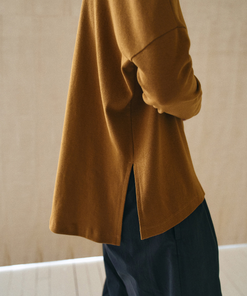YURT(ユルト)の「Mock Neck T-Shirts_4COLOR(Tシャツ/カットソー・レディース・ブラック/ネイビー/Beige/Mustard・FREE)」の5枚目の写真