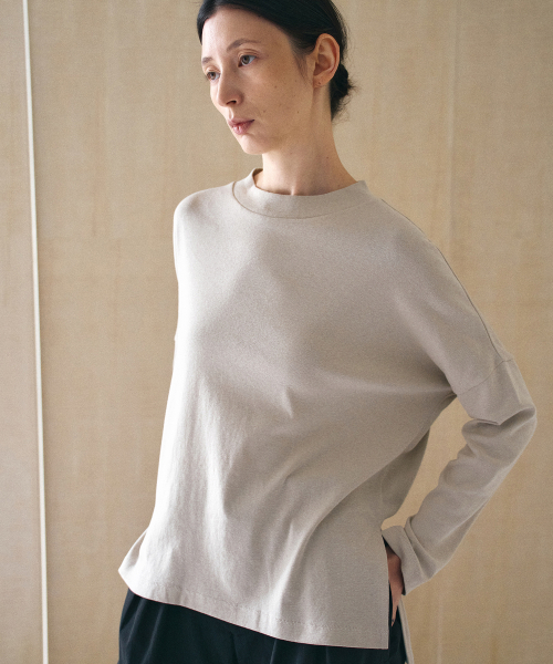 YURT(ユルト)の「Mock Neck T-Shirts_4COLOR(Tシャツ/カットソー・レディース・ブラック/ネイビー/Beige/Mustard・FREE)」の6枚目の写真