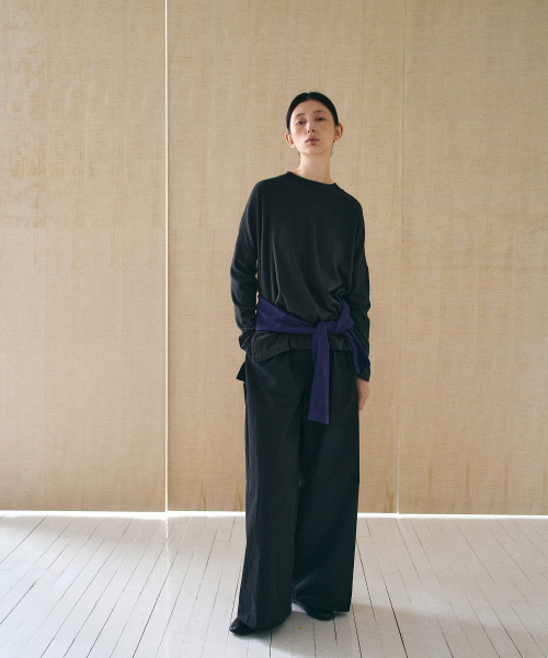 YURT(ユルト)の「Mock Neck T-Shirts_4COLOR(Tシャツ/カットソー・レディース・ブラック/ネイビー/Beige/Mustard・FREE)」の9枚目の写真