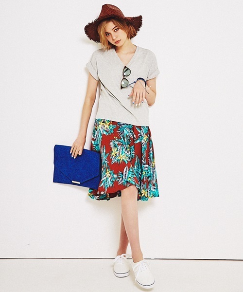 WEGO（ウィゴー）の「WEGO/USAコットンVネックTシャツ（Tシャツ/カットソー・レディース・キャメル/ホワイト/ブラック/ネイビー/杢グレー/イエロー/ピンク/レッド系その他/ホワイト系その他/パープル/ダークグリーン・LARGE/MEDIUM）」の16枚目の写真