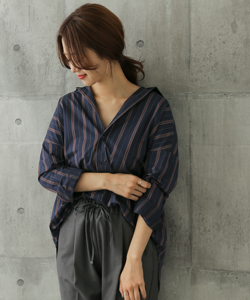 URBAN RESEARCH DOORS(アーバンリサーチドアーズ)の「レジメンストライプBIGシャツ(シャツ/ブラウス・レディース・ブラウン/ネイビー・ONE)」の2枚目の写真
