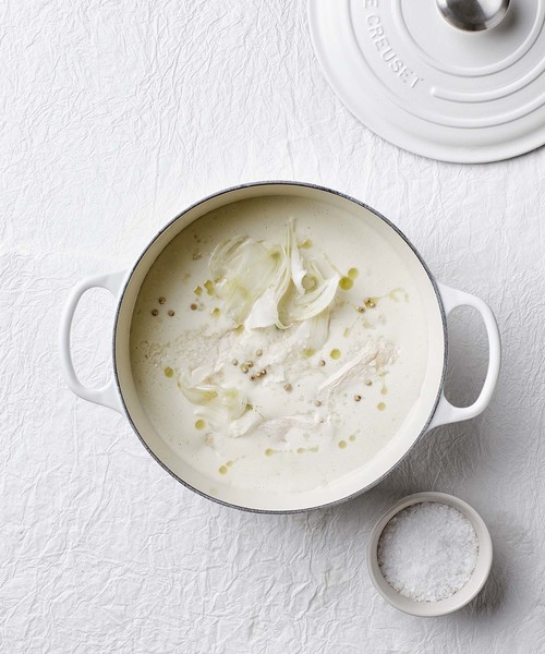 Le Creuset(ルクルーゼ)の「シグニチャー ココット・ロンド 20cm(鍋/フライパン・レディース・チェリーレッド/コバルトブルー/オレンジ/ホワイト/イエロー系その他/グリーン系その他/ブルー系その他/ホワイト系その他/ピンク系その他2/ベージュ系その他/レッド系その他/オレンジ系その他/ブルー系その他2/グリーン系その他2・20cm)」の3枚目の写真