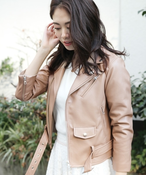 Andemiu（アンデミュウ）の「Ｆレザーライダースジャケット785905（ライダースジャケット・レディース・ブラック/ベージュ/アイボリー・MEDIUM/SMALL）」の2枚目の写真