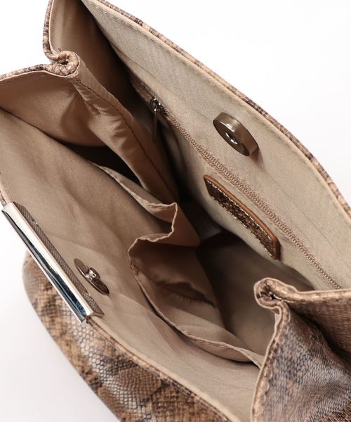 DISCOAT(ディスコート)の「バー金具ショルダーバッグ(ショルダーバッグ・レディース・ブラック/ベージュ/ブラウン/アイボリー・FREE)」の8枚目の写真