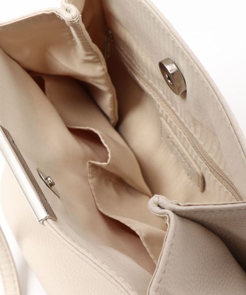 DISCOAT(ディスコート)の「バー金具ショルダーバッグ(ショルダーバッグ・レディース・ブラック/ベージュ/ブラウン/アイボリー・FREE)」の5枚目の写真