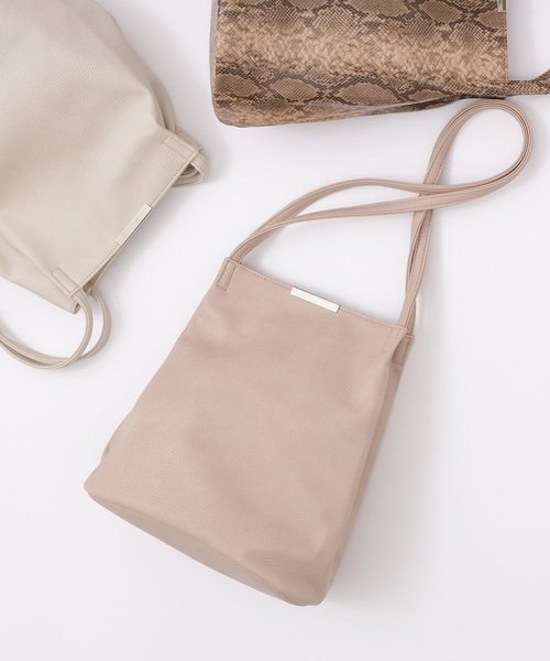 DISCOAT(ディスコート)の「バー金具ショルダーバッグ(ショルダーバッグ・レディース・ブラック/ベージュ/ブラウン/アイボリー・FREE)」の4枚目の写真