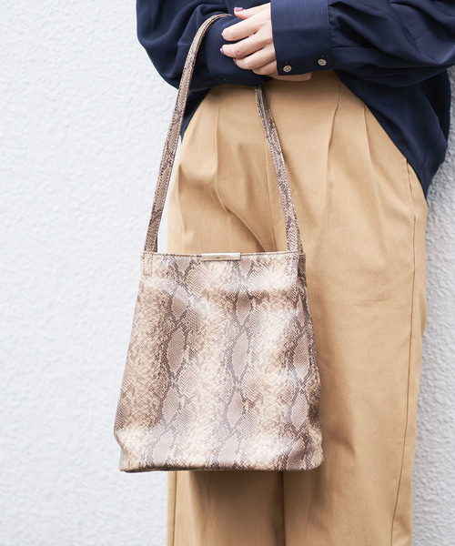 DISCOAT(ディスコート)の「バー金具ショルダーバッグ(ショルダーバッグ・レディース・ブラック/ベージュ/ブラウン/アイボリー・FREE)」の3枚目の写真