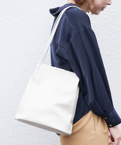 DISCOAT(ディスコート)の「バー金具ショルダーバッグ(ショルダーバッグ・レディース・ブラック/ベージュ/ブラウン/アイボリー・FREE)」の2枚目の写真