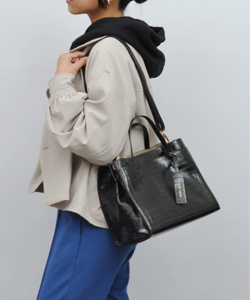 cache cache（カシュ カシュ）の「カシュカシュ cachecache / パーテーションミニ2wayトートバッグ（トートバッグ・レディース・ブラック/ネイビー/ベージュ系その他/キャメル/ワイン/パイソン/ブラック系その他/ブラウン系その他/グレー系その他/アイボリー/ライトベージュ/グレー系その他2/ブラウン系その他2/ベージュ系その他2/サックスブルー/ライトグリーン/ブルー/シルバー・FREE）」の4枚目の写真