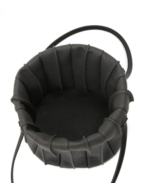 LEPSIM（レプシィム）の「プリーツラウンドBAG　921771（ショルダーバッグ・レディース・ブラック/ライトブラウン/グレイッシュベージュ・ONE SIZE）」の17枚目の写真