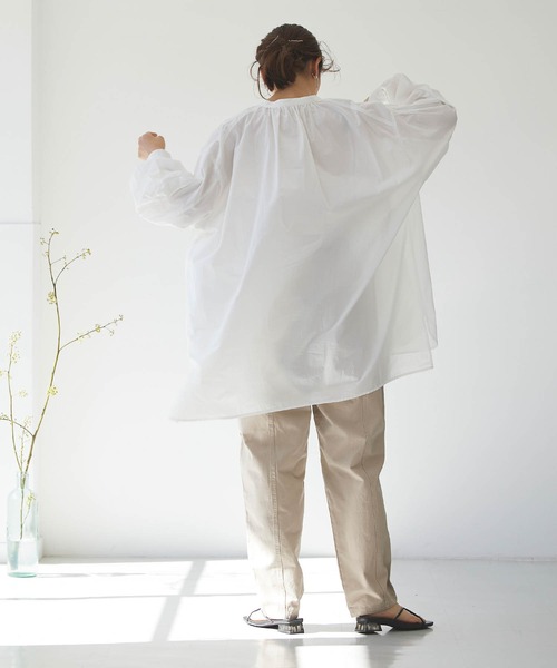 forksy.（フォルクシー）の「【forksy.】コットンボリュームスリーブピンタックブザムシャツ/ チュニックシャツ（シャツ/ブラウス・レディース・ブラック/オフホワイト/ライトブラウン/マスタード/グレイッシュベージュ・FREE）」の16枚目の写真