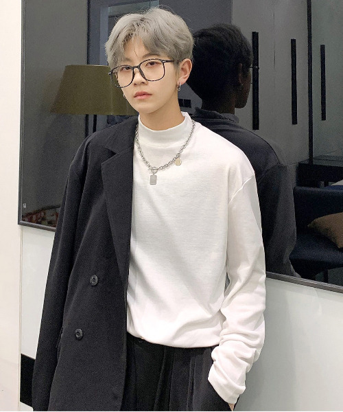 neos（ネオス）の「【neos -addictive design-】スタンダードシルエット ハイネック ロングスリーブ カットソー（Tシャツ/カットソー・メンズ・ベージュ/ブラック/ワインレッド/ホワイト/グレイッシュベージュ/ブラック×ホワイト/ホワイト×ブラック/グレー・LARGE/MEDIUM/X-LARGE）」の2枚目の写真